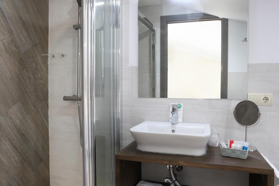 Nasilvana & Adults Only 2* Benimantell